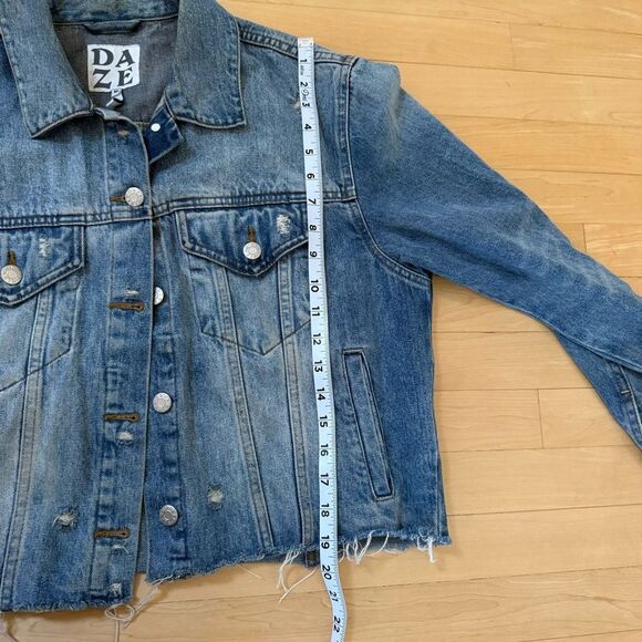 Daze Denim The Main Squeeze Crop  Distressed Trucker Denim Jacket in Throwdown M - Picture 6 of 13